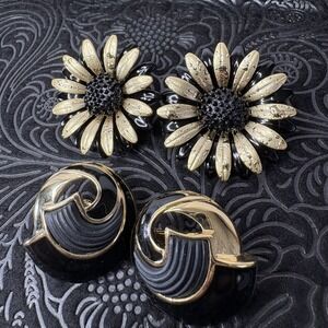 Set Of Two Pair Black Gold Tone Flower‎ Daisy Trifari Round Clip Back Earrings